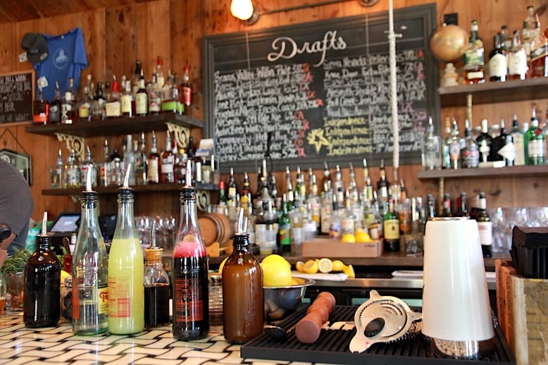 Guide to Manor Road's Best Bars and Restaurants