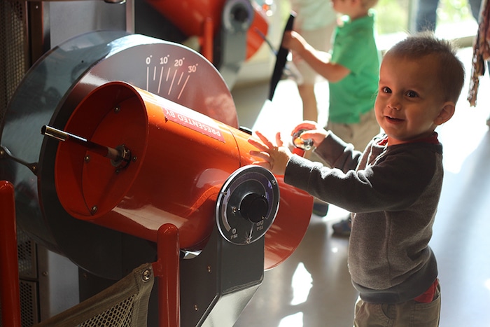 Spelende en lerende peuters in het Thinkery Children's Museum Austin's Museum Austin