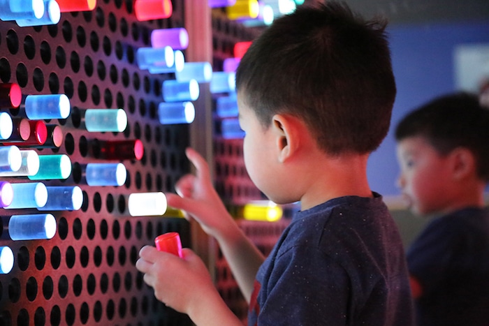 Não há nada melhor do que uma LiteBrite gigante (Crédito: Pensamento)'s nothing better than a giant LiteBrite (Credit: Thinkery)