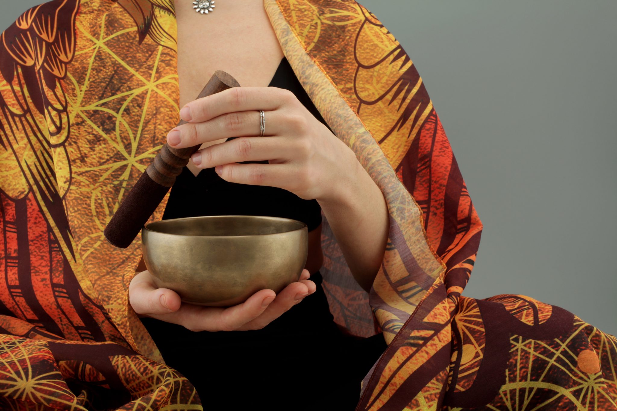 Слушать звуки чаши. Чаша Тибет. Тибетские чаши медитация. Чаша для медитации. Медитация с поющими чашами.
