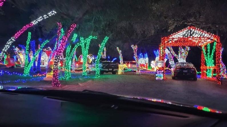  Santa's Ranch-Drive thru Christmas Light Park 